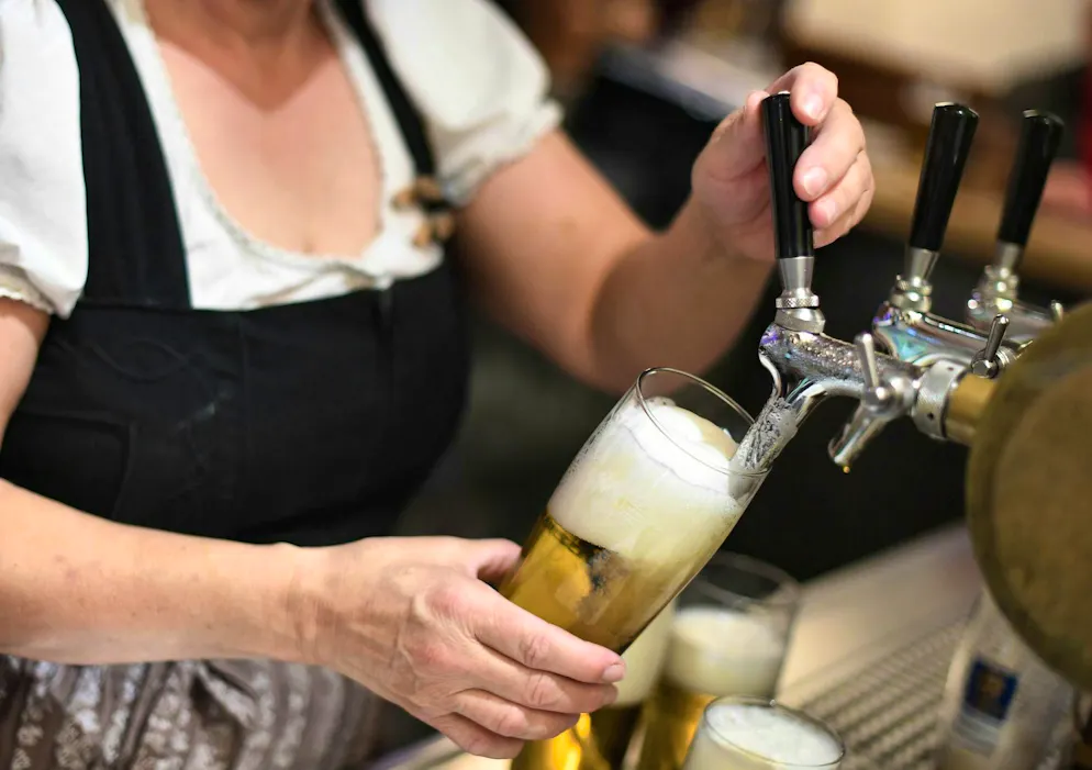 A waitress taps beer in a pub. (symbolic picture)