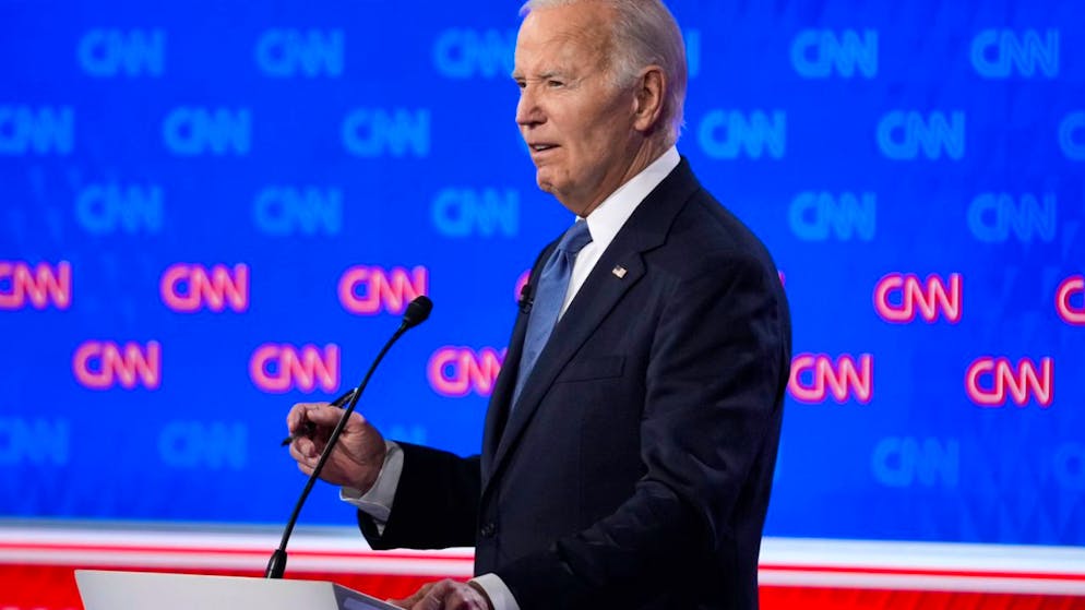 US-Präsident Joe Biden spricht während des TV-Duells  mit dem republikanischen Präsidentschaftskandidaten Trump. Foto: Gerald Herbert/AP