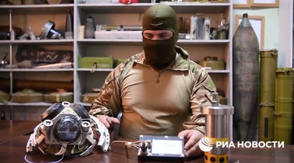 Ein Soldat erklärt die erbeuteten Teile.