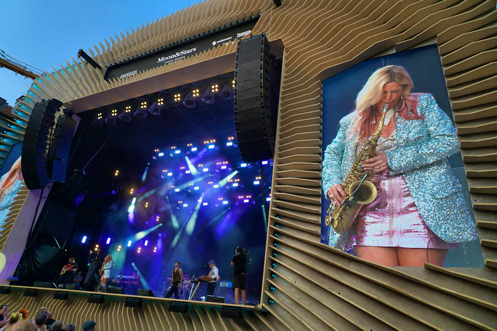 Candy Dulfer heats up the audience, at 28 degrees.
