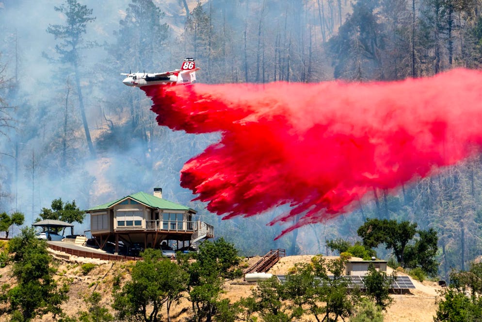 Waldbrände in Kalifornien: Tausende evakuiert - Gallery. Einsatzkräfte bekämpfen die Waldbrände auch aus der Luft.