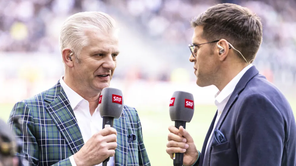 SRF-Moderator Rainer Maria Salzgeber (links) diskutiert mit Experte Benjamin Huggel.