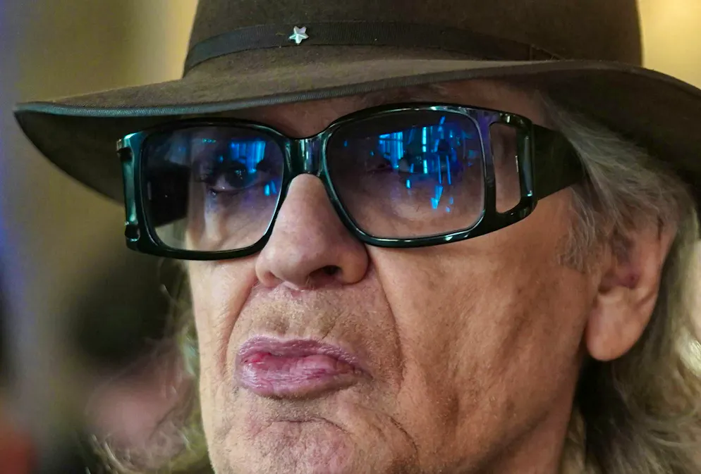 Singer and musician Udo Lindenberg is back in good spirits after knee surgery.