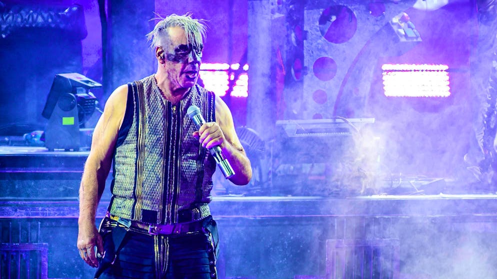 Till Lindemann is still under suspicion of having given drugs to young women and performing sexual acts with them. Confirmation is still pending.