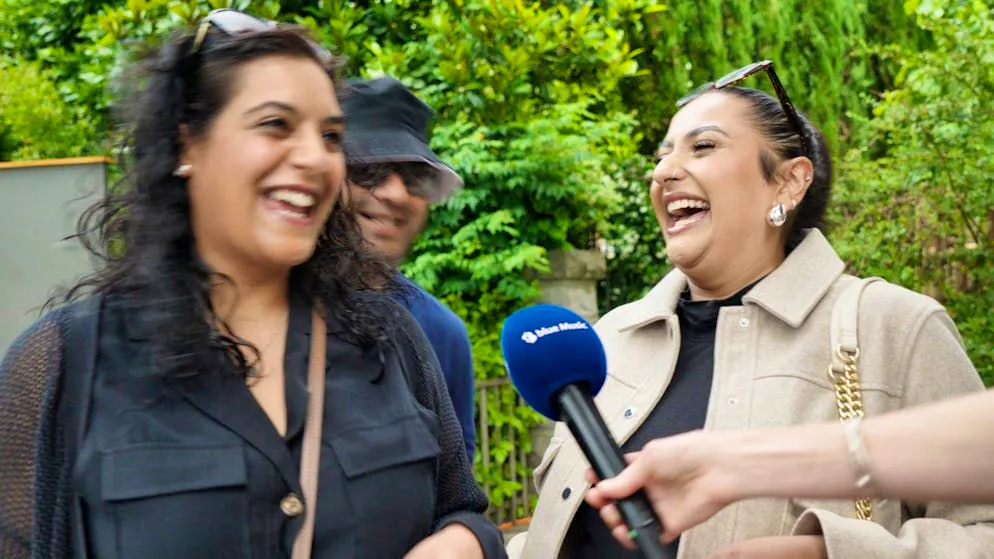 Festival fans sing world hit. This is how beautiful 
