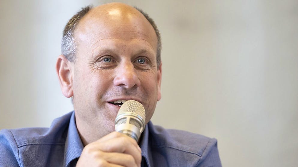 Il sindaco Daniel Albertin in occasione di una conferenza stampa all'indomani della frana di Brienz/Brinzauls (GR) del 16 giugno 2023.