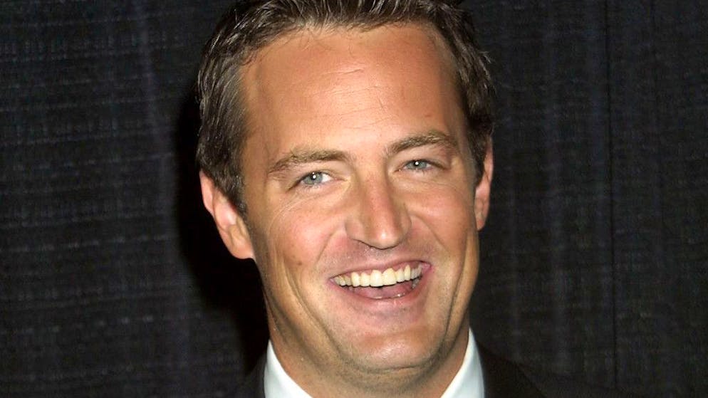 «Friends». Svelato il patrimonio personale di Matthew Perry, ecco a chi andrà