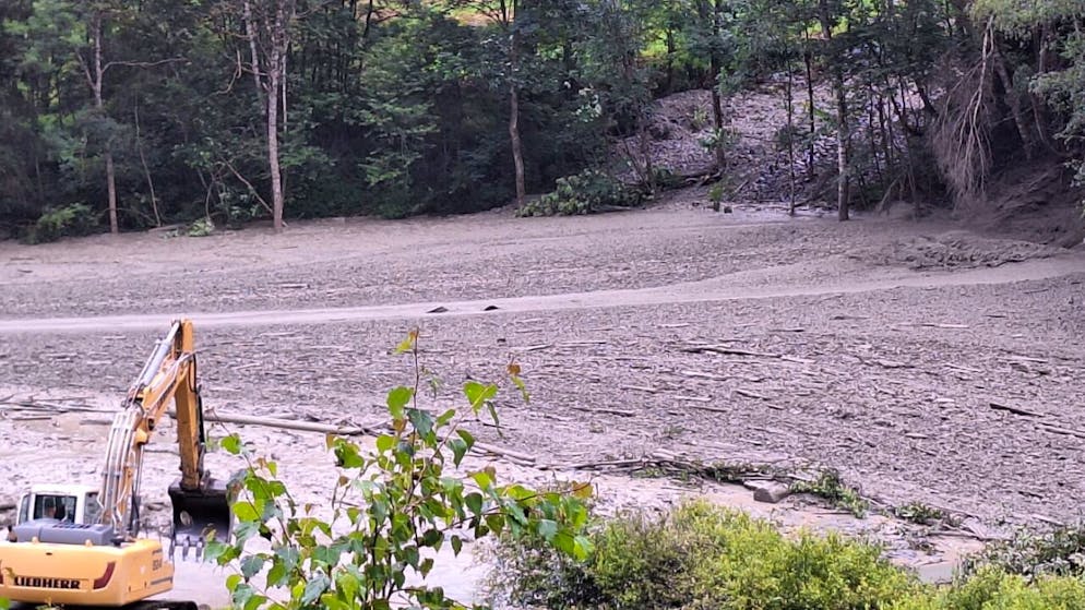 Zwei Weiler und ein Campingplatz im Wallis evakuiert - Gallery. Die Einsatzkräfte bemühen sich um eine Eindämmung des Murgangs im oberen Val de Bagnes VS.