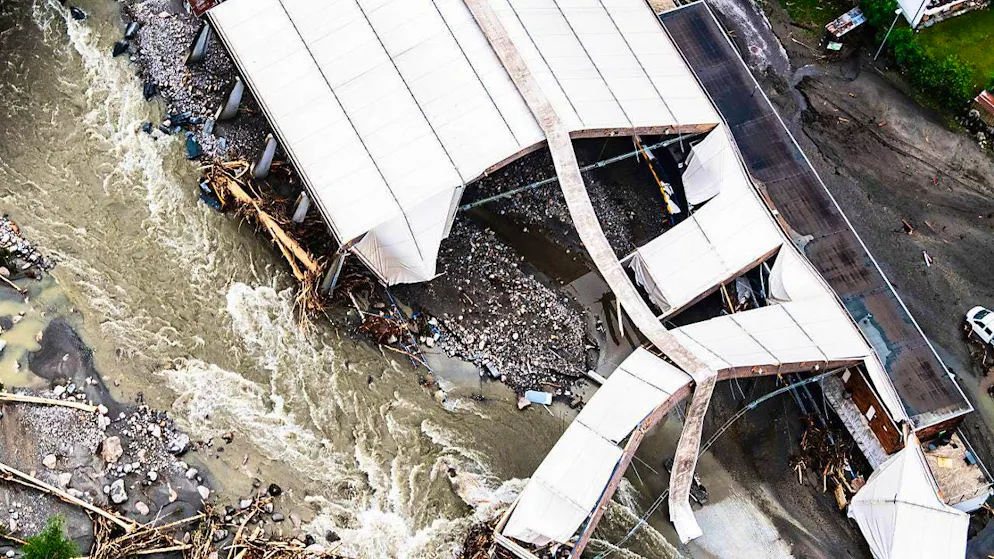 The municipalities of Lavizzara and Bavona are supporting each other in the reconstruction. The picture shows the ice rink in Prato Sornico, which was swept away by the floods.