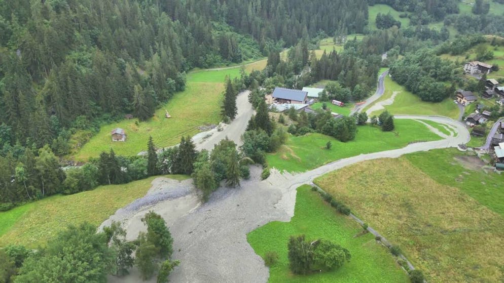 Zwei Weiler und ein Campingplatz im Wallis evakuiert - Gallery. Die Schutt- und Schlammmassen des Wildbachs wälzten sich talwärts.