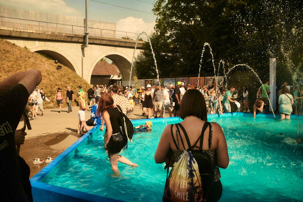 Paléo - the biggest and most beautiful open-air festival in Switzerland. And cooling off is a must, whether with an improvised fountain ...