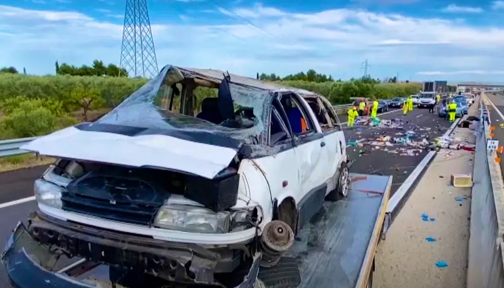 Una squadra di emergenza sgombera la scena dell'incidente.