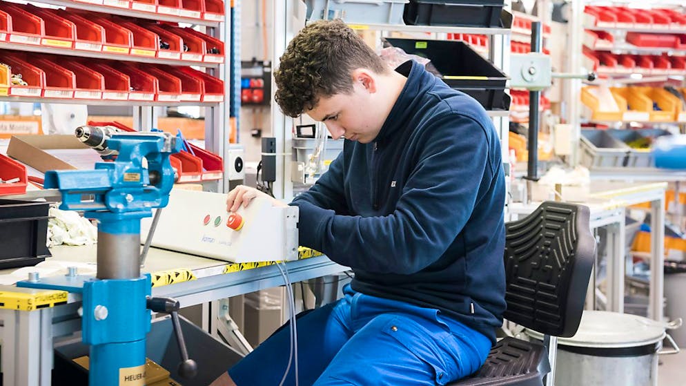 Jeder und jede Vierte bricht die Lehre ab. Stress, Erschöpfung, überlange Arbeitszeiten und zu wenig Lohn sind die Gründe. (Archivbild eines Automatikers in Ausbildung)