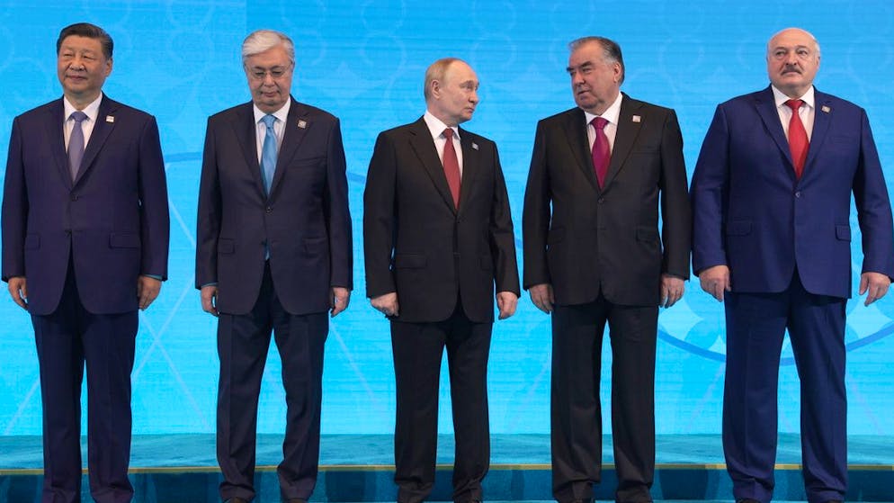 Von links: Chinas Präsident Xi Jinping, sein kasachischer Amtskollege Qassym-Schomart Toqajew, Wladimir Putin, der tadschikische Präsident Emomalij Rahmon und Alexander Lukaschenko aus Blearus am 4. Juli in Astana.