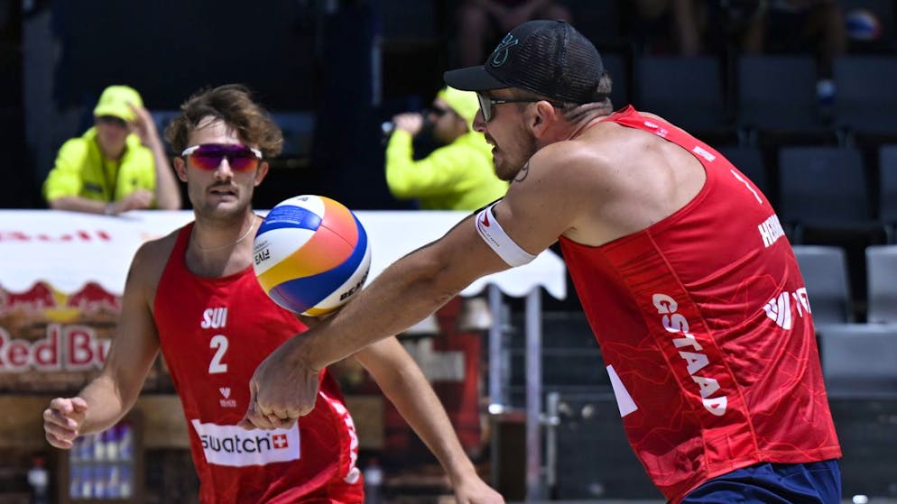 Adrian Heidrich stellt den Ball für Leo Dillier auf