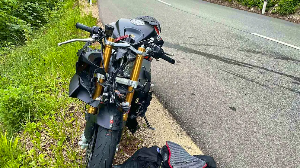 Accidents on the Salhöhe Jura Pass in Erlinsbach AG are to be curbed with speed limits and other measures. The police picture shows a motorcycle involved in an accident on Whit Monday, May 20, 2024.