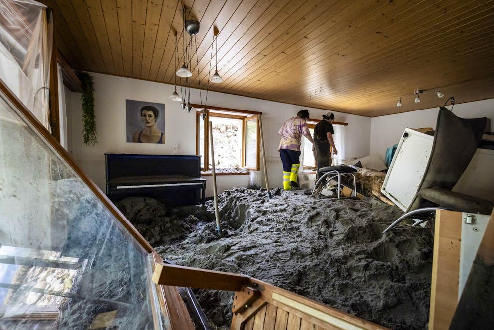 Kurz bevor die Schlammlawine kam, rettete sich die Familie Biadici über eine Holzbrücke über die Maggia. Wenig später reisst die Maggia auch die Brücke weg.