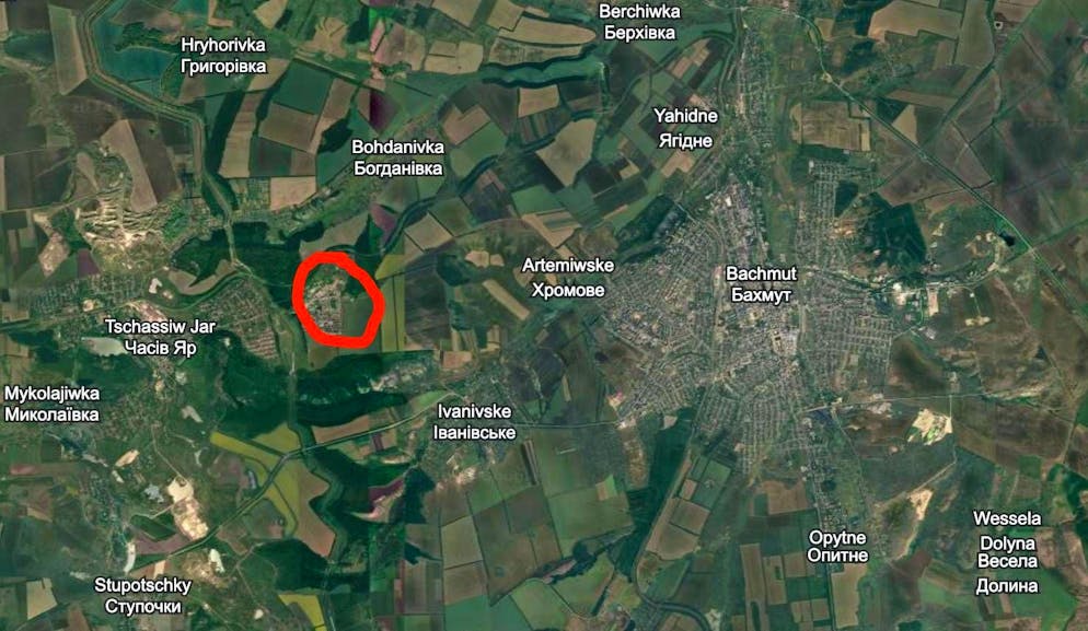 Die wichtige Stadt Taschassiw Jar liegt erhöht und keine zehn Kilometer von Bachmut entfernt. Das Quartier Kanal (eingekreist) liegt vor einem Wasser-Kanal, der den Rest der Stadt schützt.