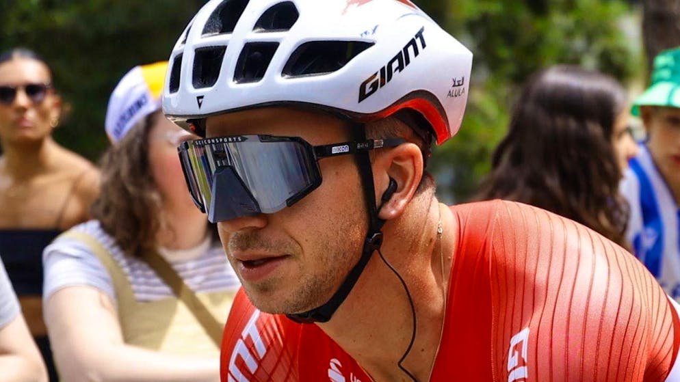 Dylan Groenewegen flew towards the stage win with beaky glasses