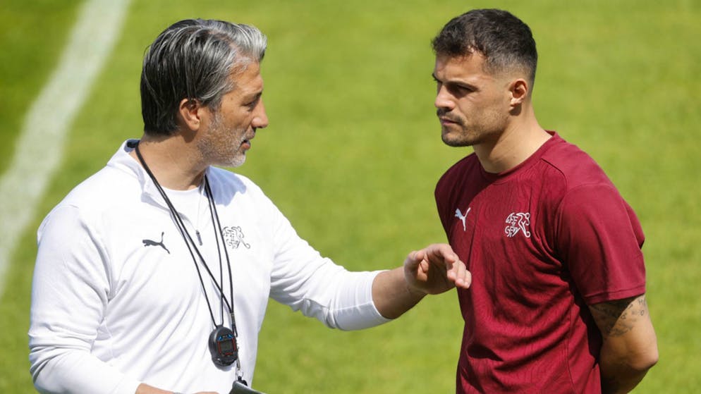 Trainer Murat Yakin und Captain Granit Xhaka im Gespräch.