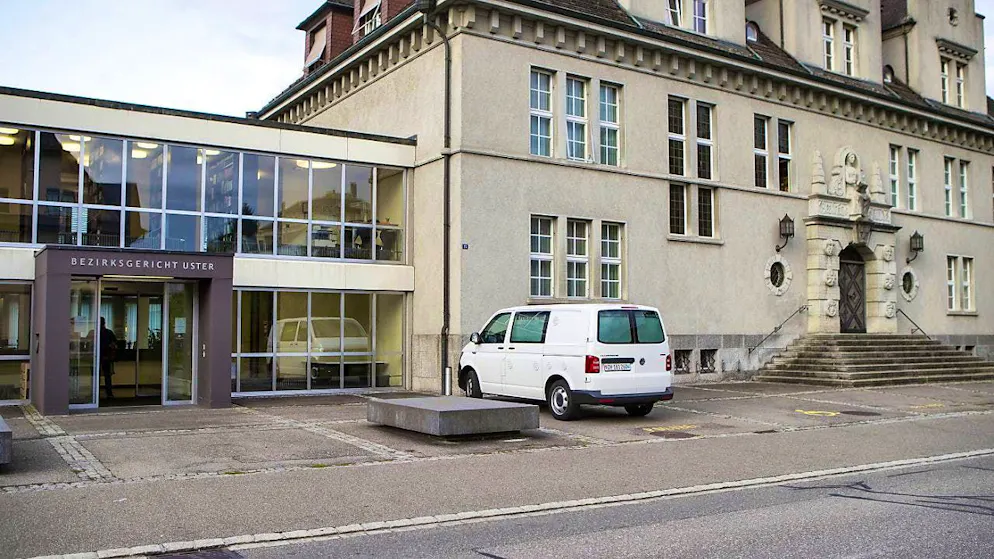 A 30-year-old Swiss man has to answer to the Uster ZH district court today. He is accused of stabbing a 28-year-old man to death after going out in November 2022. (symbolic image)