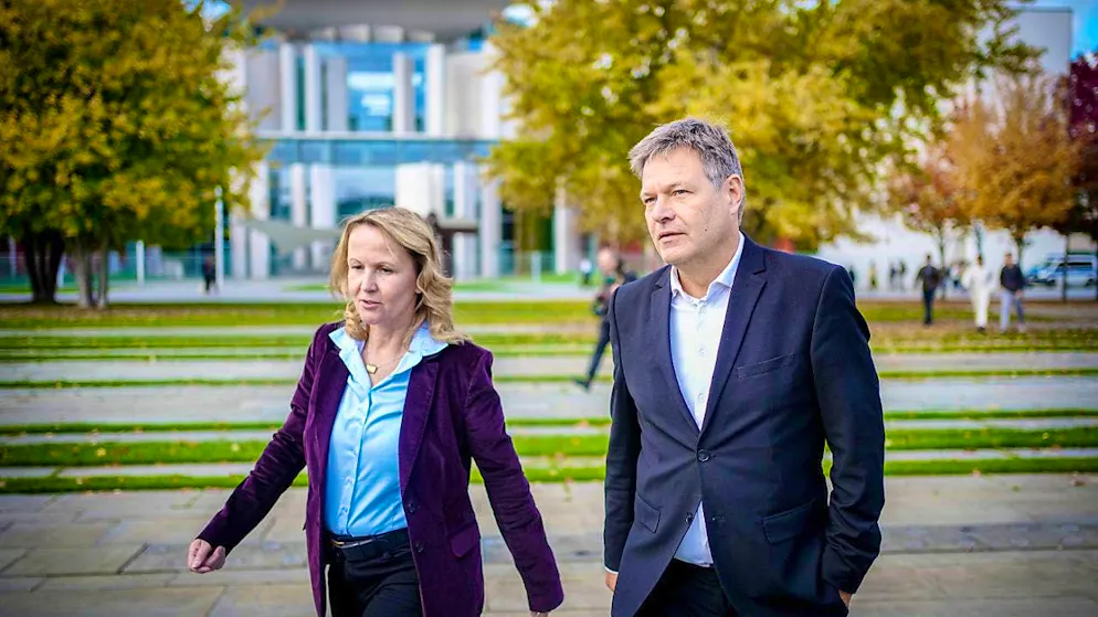 ARCHIVE - Robert Habeck (Alliance 90/The Greens), Federal Minister for Economic Affairs and Climate Protection, and Steffi Lemke (Alliance 90/The Greens), Federal Minister for the Environment, Nature Conservation, Nuclear Safety and Consumer Protection, walk through the government district after the meeting of the Federal Cabinet and a press statement in front of the Federal Chancellery. Photo: Kay Nietfeld/dpa