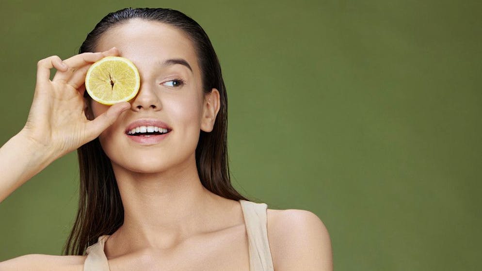 Ecco perché. Attenzione all'ultimo trend di TikTok, succo di limone per schiarire i capelli