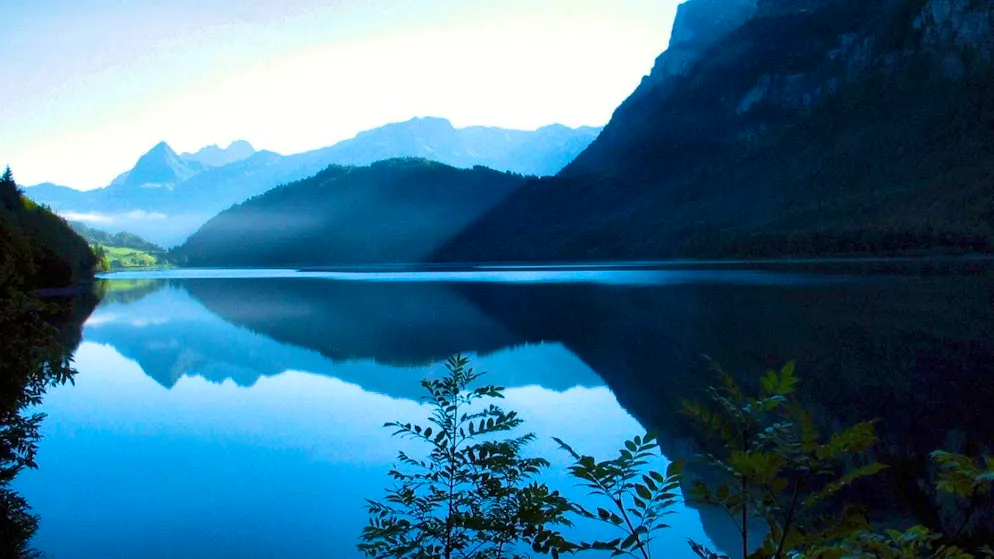 Lake Klöntal in the canton of Glarus attracts so many visitors that it is to be freed from motorized traffic on three Sundays a year in future. (archive picture)