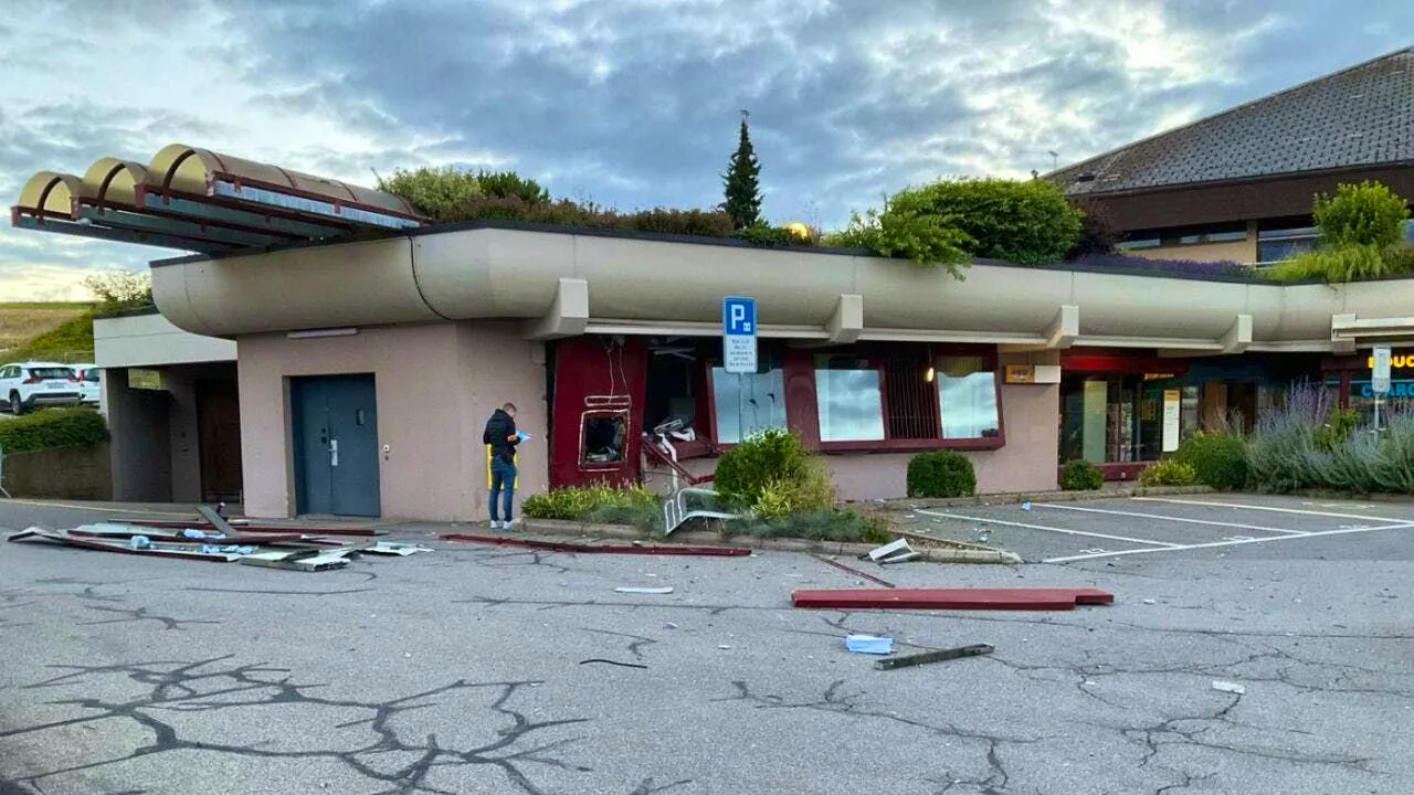 Crime. ATM burglars blow up machines in the canton of Vaud
