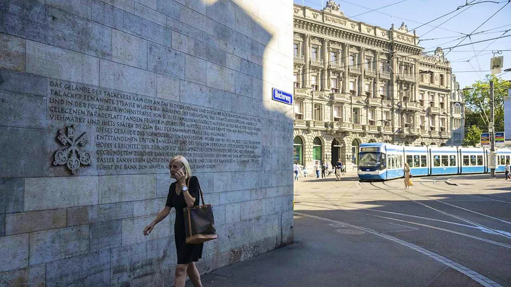 The number of jobs on offer for bank employees looking for work increased again slightly in June. The number of jobs advertised by the ten largest Swiss banks has risen significantly. (The picture shows Zurich's Paradeplatz between the banks UBS and Credit Suisse).