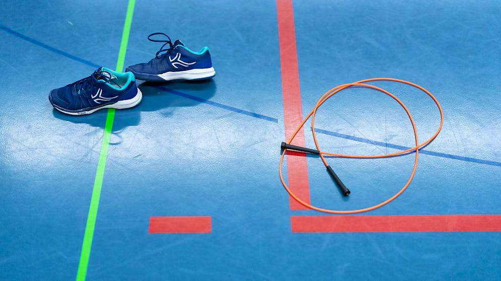 In der Umkleide einer Turnhalle soll der Lehrer gefilmt haben. (Symbolbild)