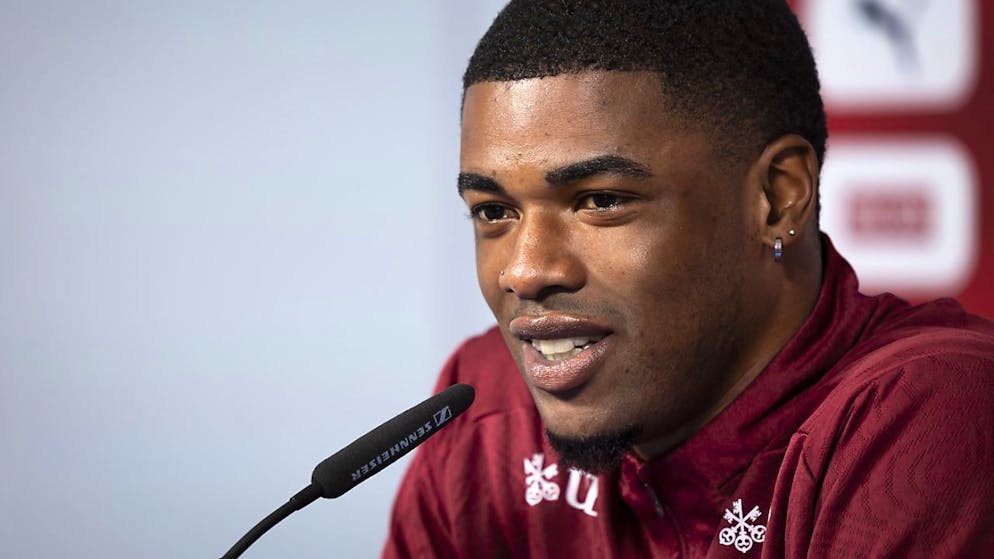 Kwadwo Duah spricht an der Pressekonferenz unter anderem über seinen Bezug zu England.