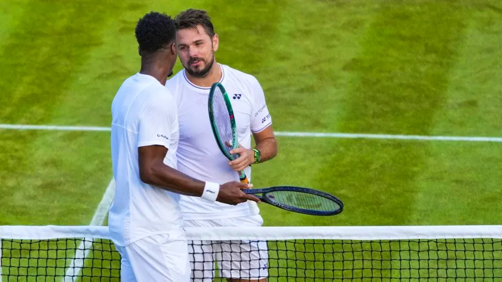 Stan Wawrinka congratulates his friend Gaël Monfils on reaching the 3rd round