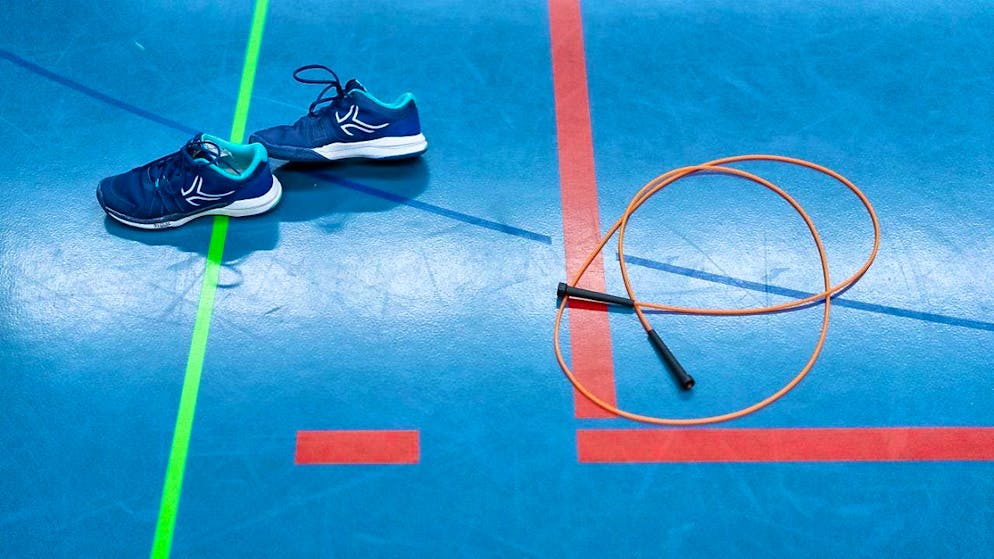 The teacher is alleged to have filmed in the changing room of a gym. (symbolic image)