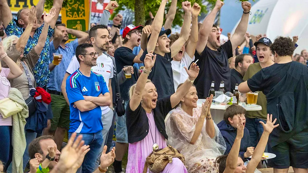 If the fans of the Swiss national team have another reason to cheer like they did against Italy, there will be a free night in Basel. (archive picture)