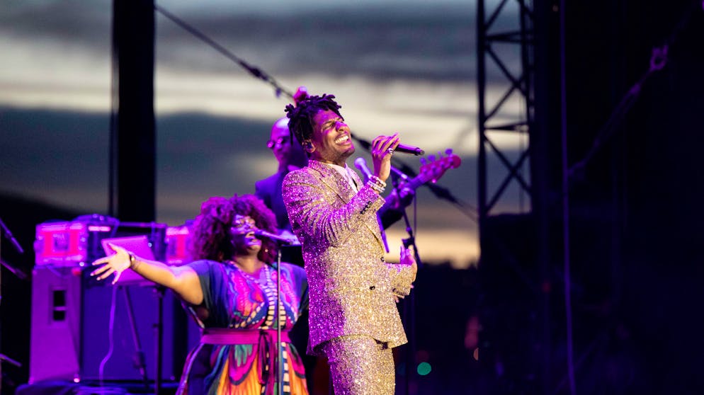 Montreux Jazz Festival 2024: Der erste Tag in 5 Bildern. Jon Batiste vereint in seiner Musik Jazz, Pop, Klassik oder R&B. Auf der Seebühne des Montreux Jazz Festivals sorgte der US-Sänger für beste Stimmung. 