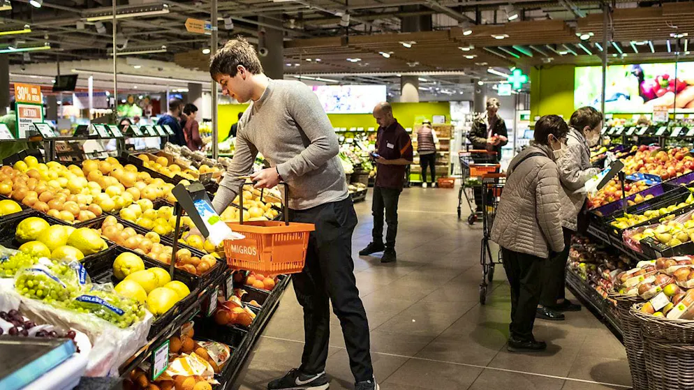 The mood among consumers in Switzerland brightened slightly in June. This is shown by the monthly consumer sentiment index compiled by Seco.(symbolic image)