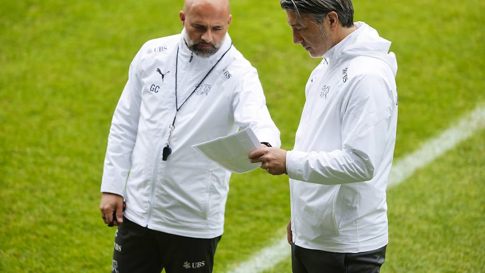 Die Trainer Murat Yakin und Giorgio Contini mit den letzten Besprechungen vor dem EM-Viertelfinal gegen England