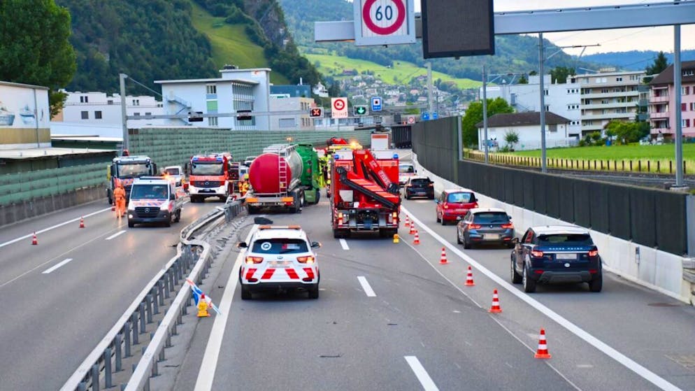 Die Mittelleitplanke wurde auf die Gegenfahrbahn gedrückt.
