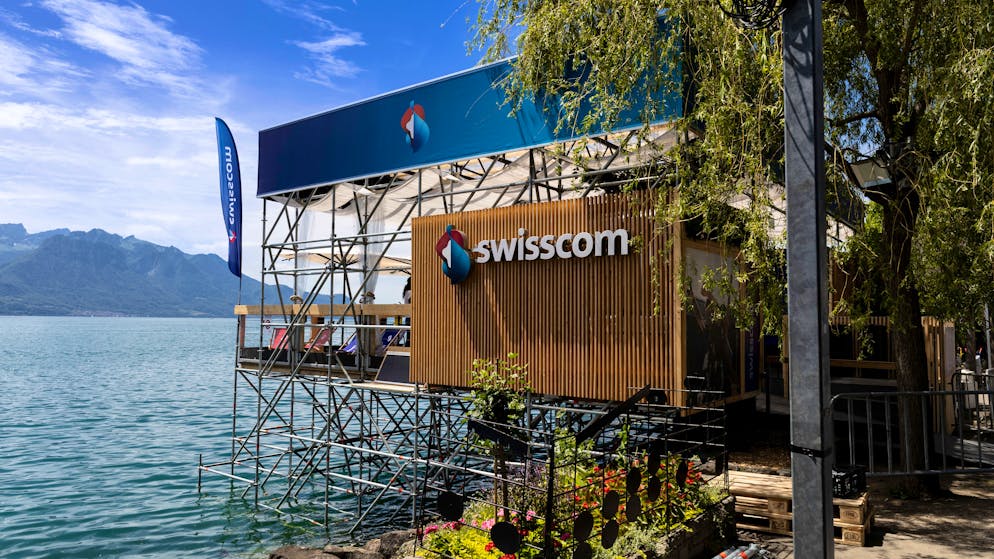 Montreux Jazz Festival 2024. Diverse Stände, wie hier der von Swisscom, bieten Unterhaltung mit Aussicht. 