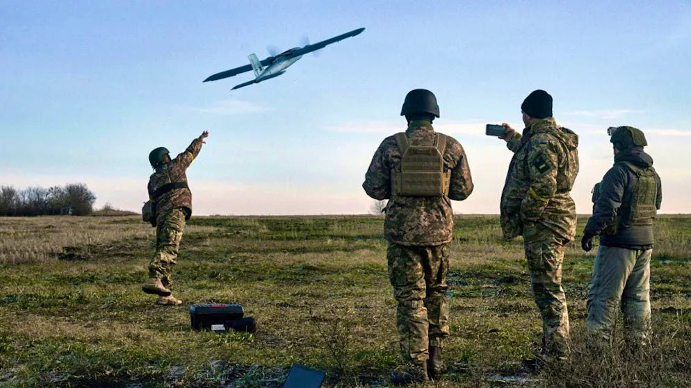 ARCHIVE - Ukrainian soldiers launch a drone at Russian positions near Bachmut. Photo: Libkos/AP/dpa
