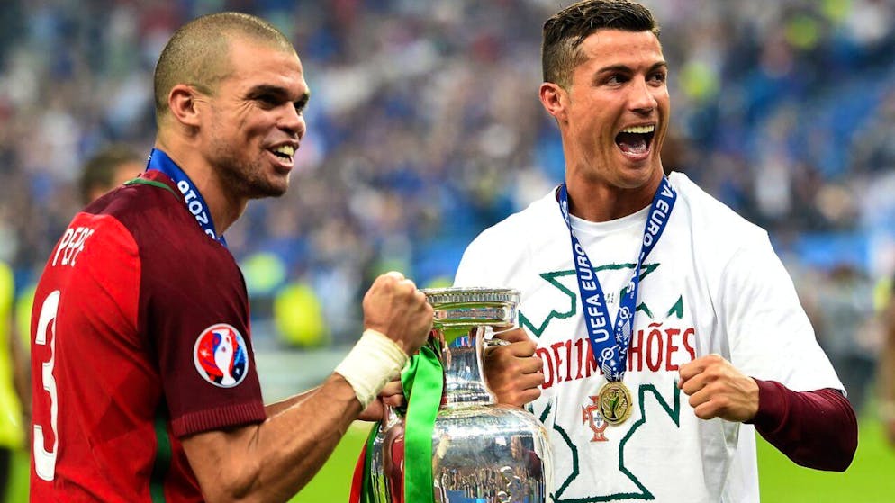 Pepe und Cristiano Ronaldo gewannen 2016 den EM-Final in Paris gegen Gastgeber Frankreich. Es war der einzige Sieg der Iberer in den letzten 14 Begegnungen mit den Franzosen