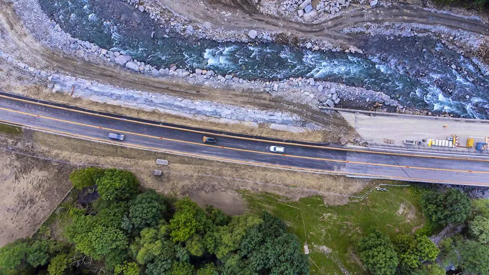 San Bernardino route passable again after rapid reconstruction - Gallery. The first vehicles pass the A13 construction site in Lostallo GR.