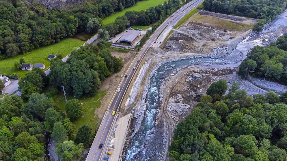 Emergency bridge would have slowed down construction work on A13 - Gallery. After heavy thunderstorms two weeks ago, the section of road was washed out by the nearby Moesa and collapsed.