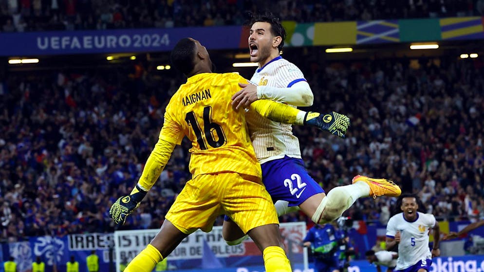Theo Hernandez und Goalie Mike Maignan freuen sich nach dem gewonnen Penaltyschiessen