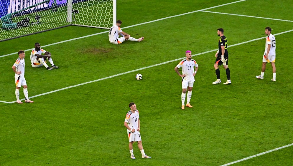 Die Spieler der deutschen Mannschaft stehen enttäuscht nach Abpfiff auf dem Platz.