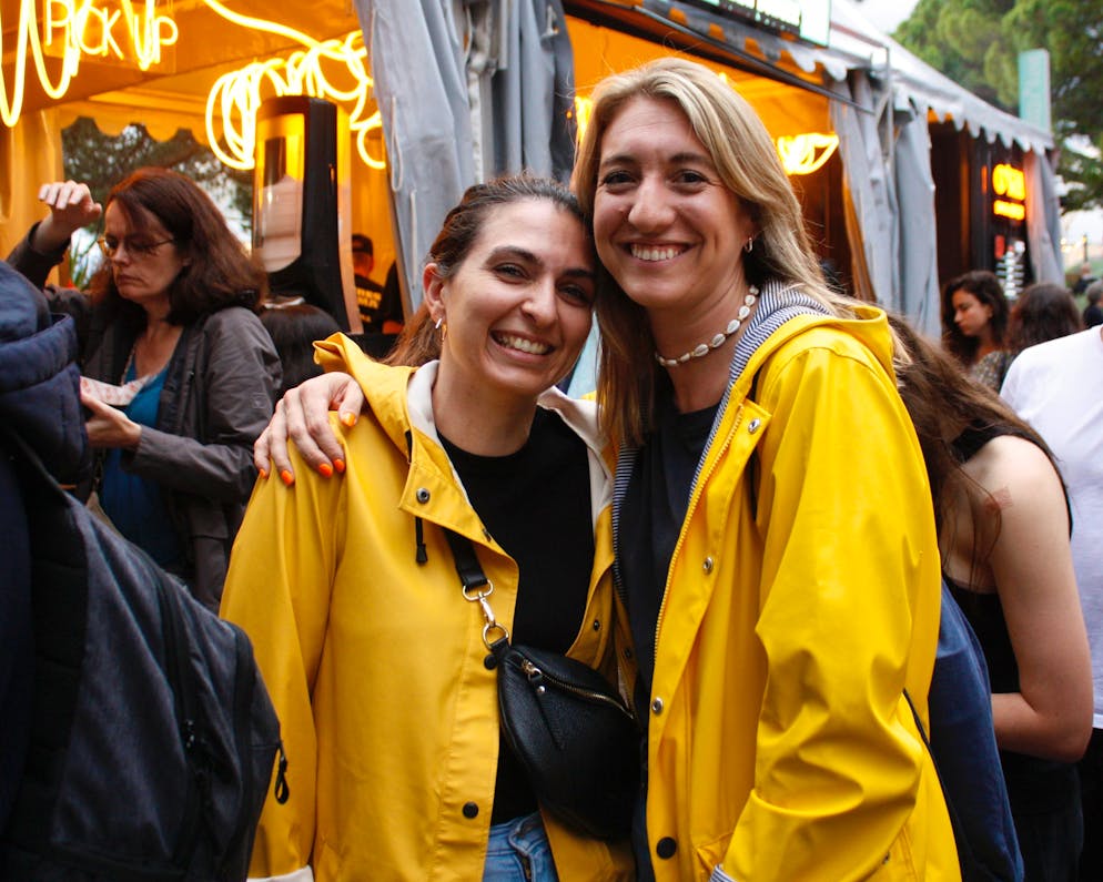Montreux Jazz Festival: Fussball,. Diese beiden Mädels sind vorbereitet auf das schlechte Wetter. 