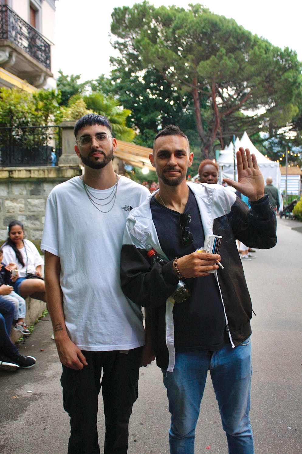 Montreux Jazz Festival: Fussball,. Gerade angekommen: Diese zwei Besucher freuen sich auf einen guten Abend. 