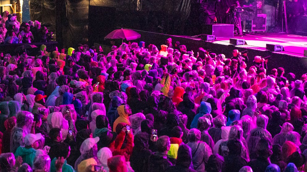 Montreux Jazz Festival 2024: James Arthur. … Schirmen zur Show.