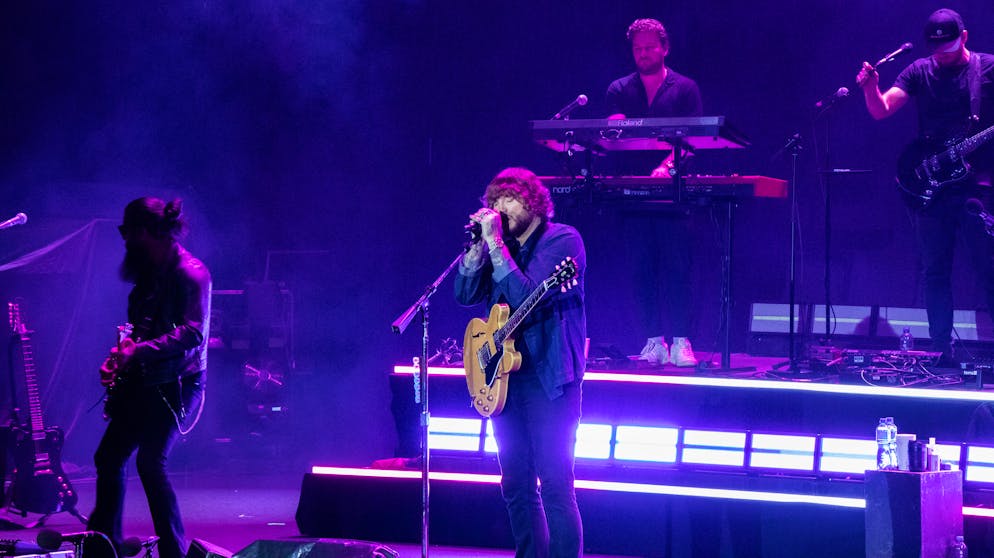 Montreux Jazz Festival 2024: James Arthur. Der britische Sänger muss seine Fans enttäuschen: «Leider kann ich heute Abend nicht mein ganzes Set spielen.»